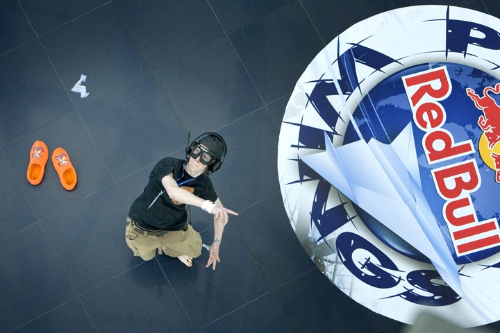 Red Bull проведет Чемпионат мира по запуску бумажных самолетиков