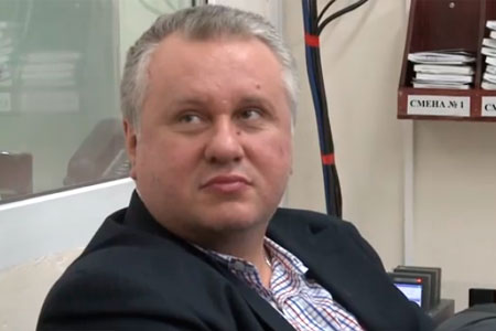 Суд не стал арестовывать экс-чиновника, избившего бортпроводника в самолете Красноярск-Москва