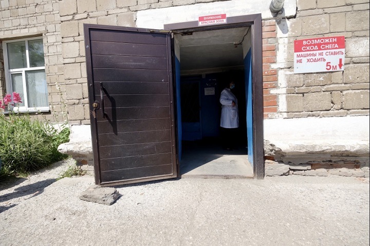 Житель Бердска пригрозил облиться бензином, если его мать с коронавирусом не переведут в реанимацию Житель Бердска пригрозил облиться бензином, если его мать с коронавирусом не переведут в реанимацию