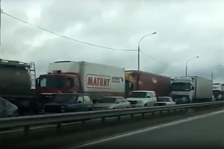 Многокилометровая пробка образовалась на въезде в Новосибирск в день визита Путина Многокилометровая пробка образовалась на въезде в Новосибирск в день визита Путина