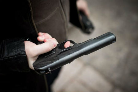 Конфликт на дороге в Красноярске закончился стрельбой: пострадала женщина