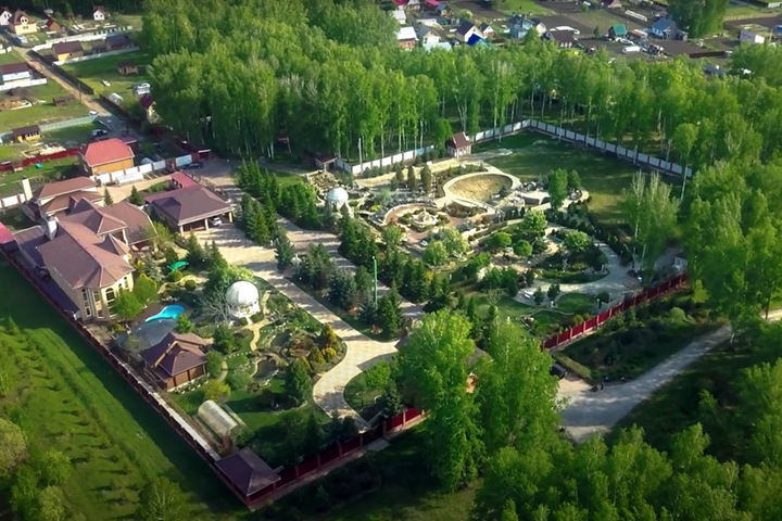 Связанный с бывшим подрядчиком четвертого моста Новосибирска бизнесмен продает гигантскую усадьбу