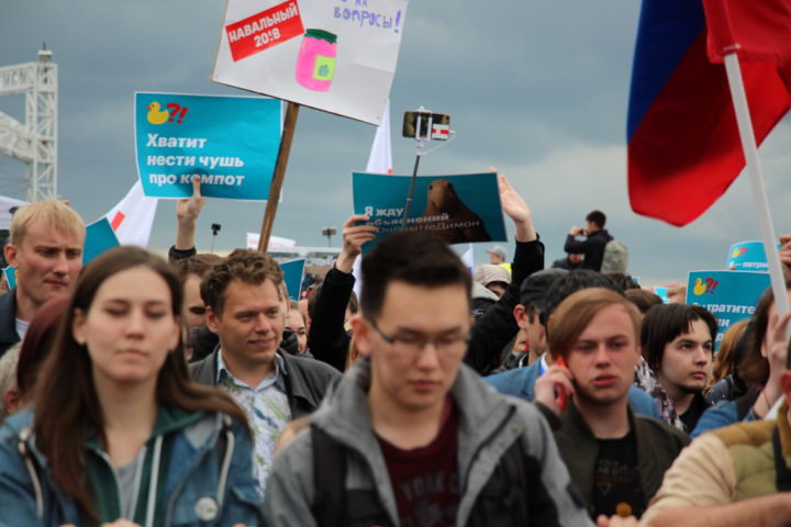 Митинги в Сибири: десяток задержанных и разбитые окна в штабе Навального