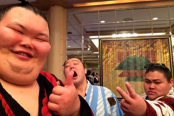 Помощница Павла Астахова возмутила поклонников сумо словом «жиробасины» Помощница Павла Астахова возмутила поклонников сумо словом «жиробасины»