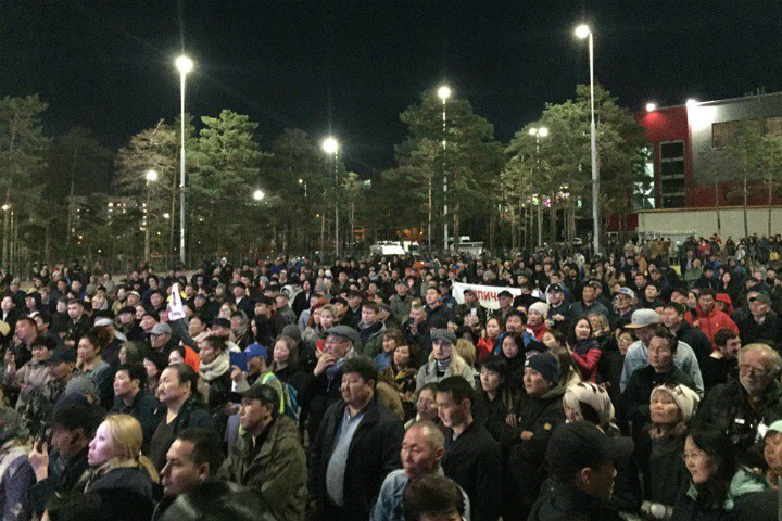 Около 2 тыс. жителей Улан-Удэ вышли на митинг против итогов выборов. Глава Бурятии уехал с акции протеста Около 2 тыс. жителей Улан-Удэ вышли на митинг против итогов выборов. Глава Бурятии уехал с акции протеста