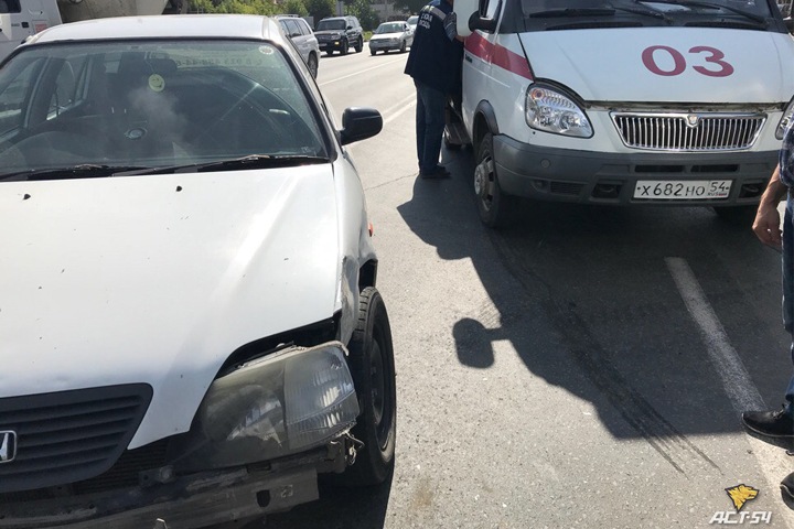 Скорая помощь с пациентом врезалась во встречную машину в Новосибирске