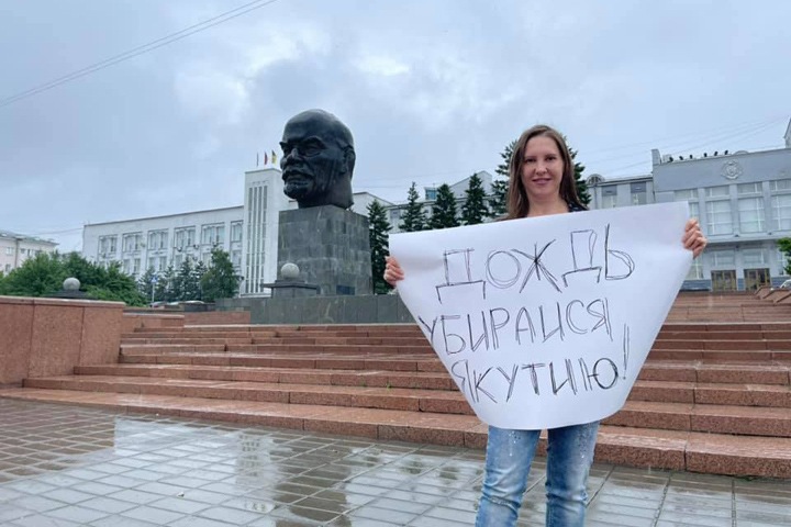 Лидер бурятского «Яблока» вышла на пикет против дождя