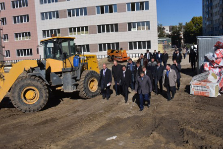 Владимир Городецкий проконтролировал ход строительства школ в Новосибирске