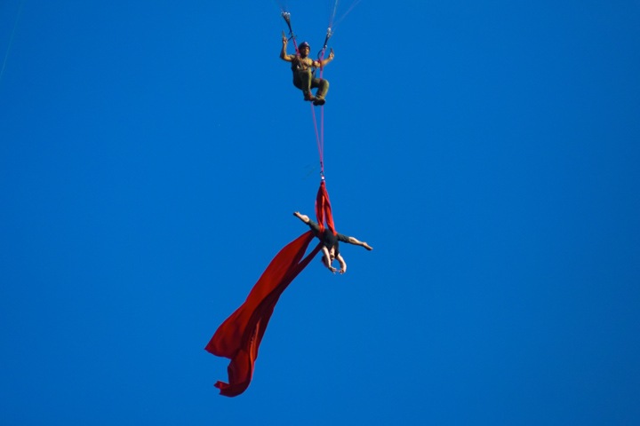 Чемпионка мира по воздушной гимнастике села на шпагат без страховки на параплане над Новосибирском. Фото Чемпионка мира по воздушной гимнастике села на шпагат без страховки на параплане над Новосибирском. Фото