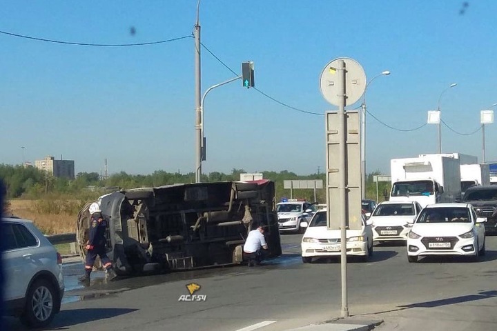 Маршрутка врезалась в автомобиль под Новосибирском
