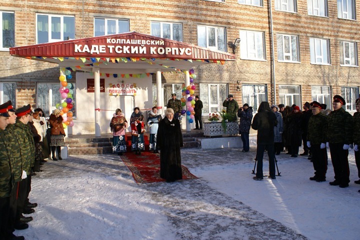 Воспитанников томского кадетского корпуса увезли в больницу с отравлением