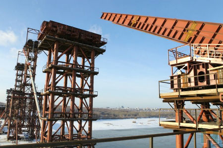 Строители начали надвижку арки третьего моста в Новосибирске Строители начали надвижку арки третьего моста в Новосибирске