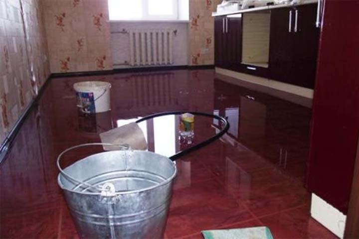 Аварийное здание больницы в кемеровском поселке затопило после урагана Аварийное здание больницы в кемеровском поселке затопило после урагана