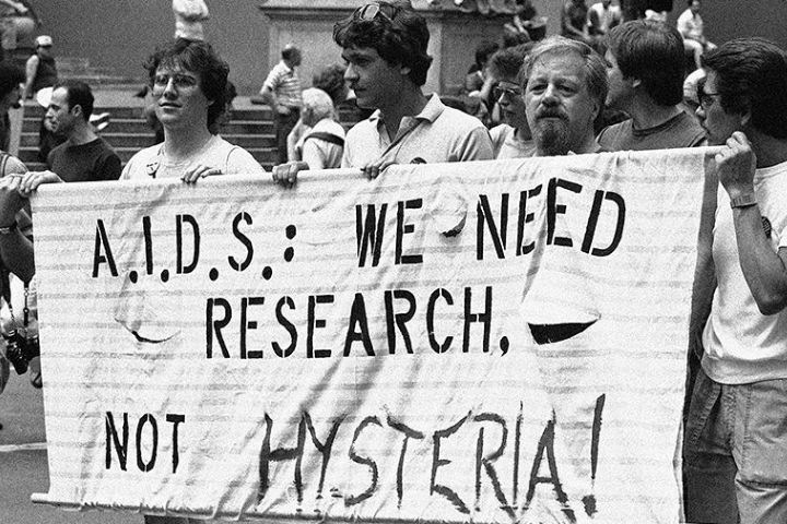 СПИД как биооружие и влияние экстрасенсов изучают в НГУ