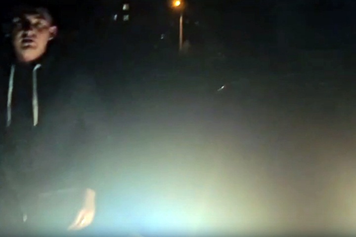 Толпа «закладчиков» пыталась задавить девушку и избила ее парня в Новосибирске