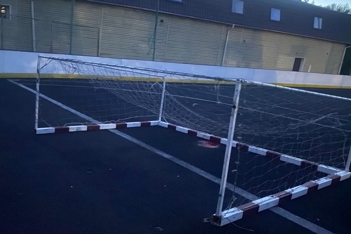 Прокуратура начала проверку после падения футбольных ворот на подростка в Красноярске