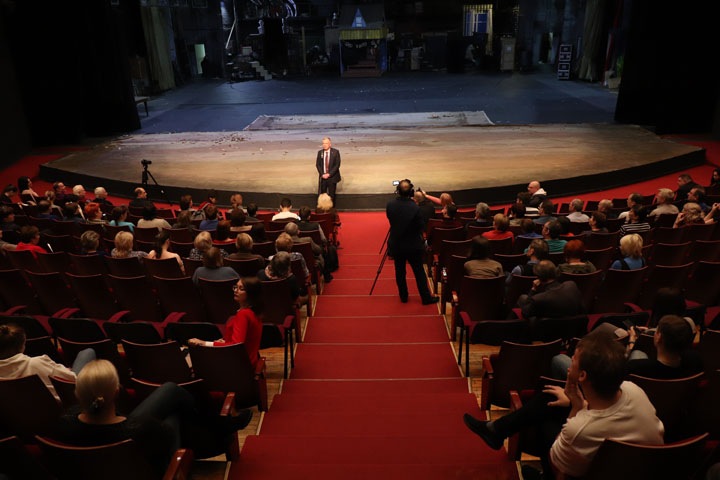 «У актеров тонкая душевная организация»: новосибирский минкульт попытался успокоить коллектив «Глобуса» «У актеров тонкая душевная организация»: новосибирский минкульт попытался успокоить коллектив «Глобуса»