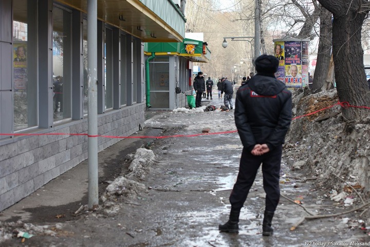 Глыба льда упала на бабушку с ребенком в Томске. Женщина погибла, девочка госпитализирована