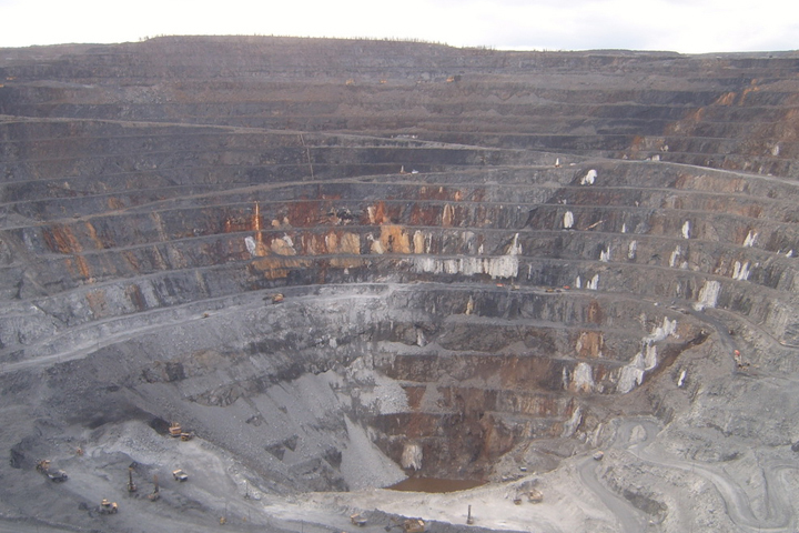 Около 150 рабочих заблокированы из-за обрушения в карьере в Красноярском крае Около 150 рабочих заблокированы из-за обрушения в карьере в Красноярском крае