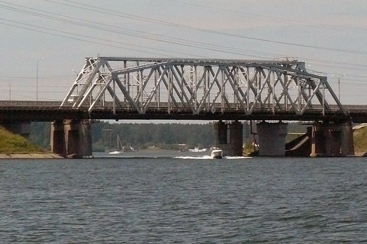 Привязанный к лодке труп нашли в Бердском заливе Привязанный к лодке труп нашли в Бердском заливе