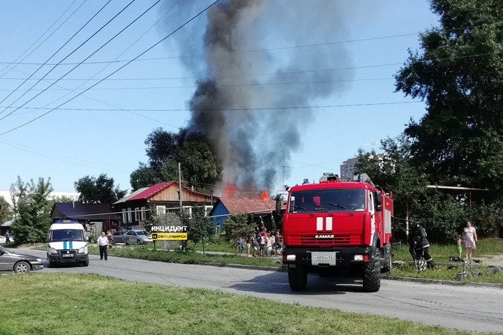 Второй дом за неделю загорелся на одной улице в Новосибирске