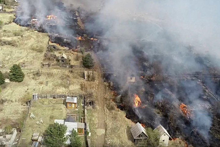 Огонь охватил десятки зданий в Абакане Огонь охватил десятки зданий в Абакане