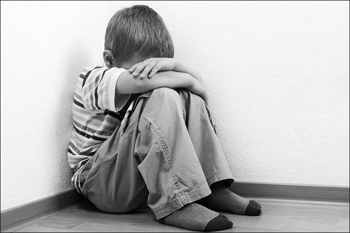 Жительница Алтайского края избивала сына табуретом и сломала ему руку из-за домашнего задания Жительница Алтайского края избивала сына табуретом и сломала ему руку из-за домашнего задания