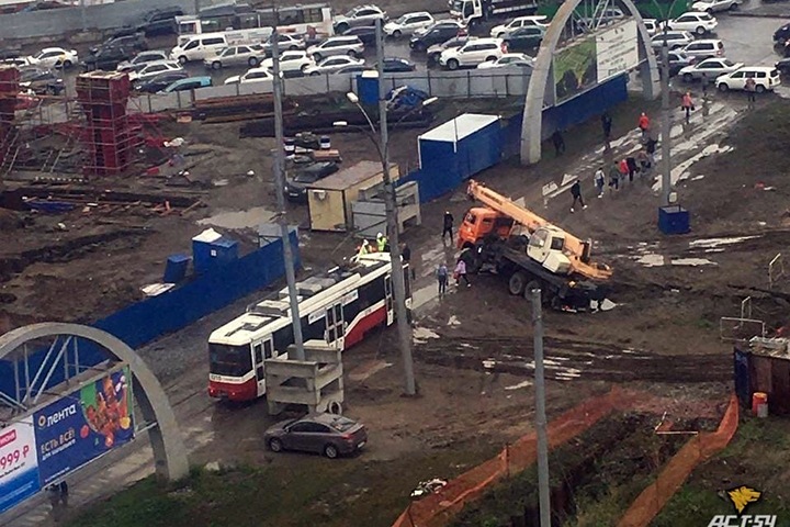 Кран провалился в землю у стройки четвертого моста в Новосибирске