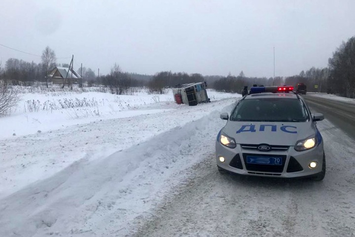 Автобус с пассажирами перевернулся в Томске Автобус с пассажирами перевернулся в Томске