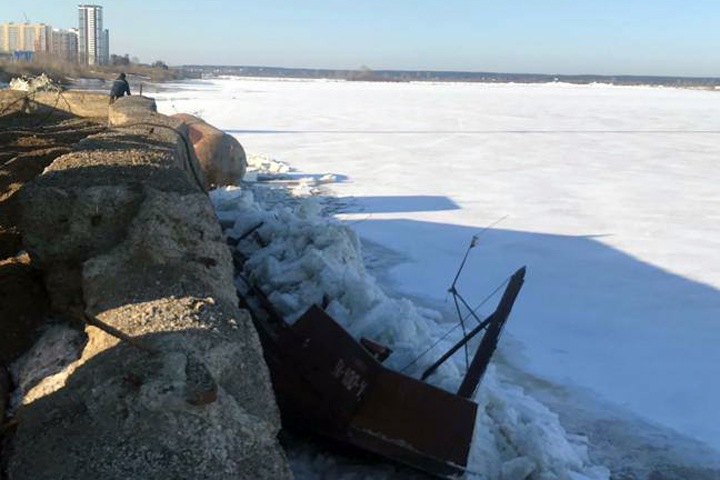 Ледоход затопил баржу в Томске Ледоход затопил баржу в Томске