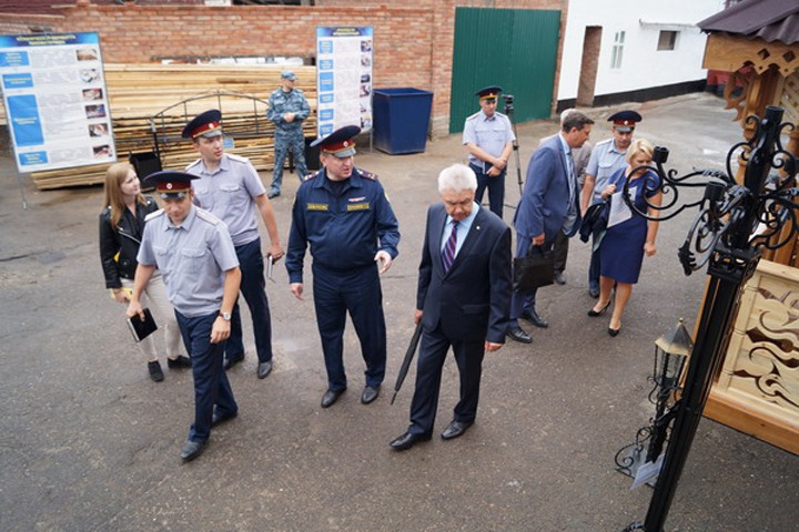 Завхоза администрации Томской области обвинили в растрате бюджета на заграничное лечение Завхоза администрации Томской области обвинили в растрате бюджета на заграничное лечение