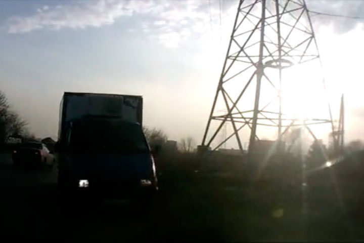 Пьяный водитель «Газели» в Новосибирске врезался на встречной в машину с ребенком (видео)