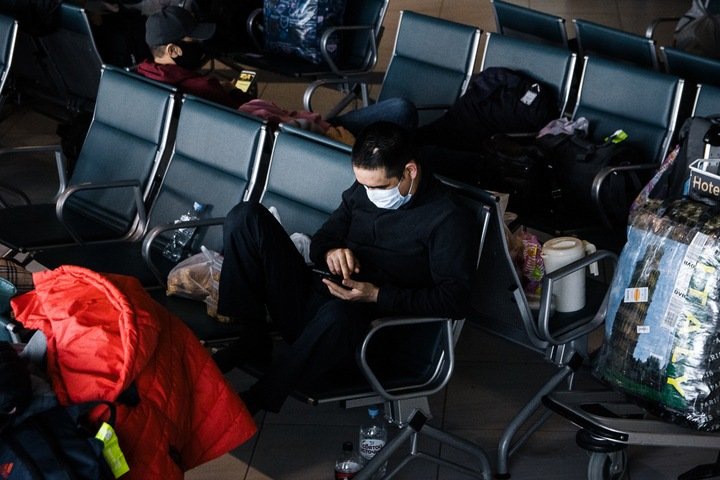 Застрявших в Новосибирске жителей Киргизии выгнали из аэропорта Застрявших в Новосибирске жителей Киргизии выгнали из аэропорта