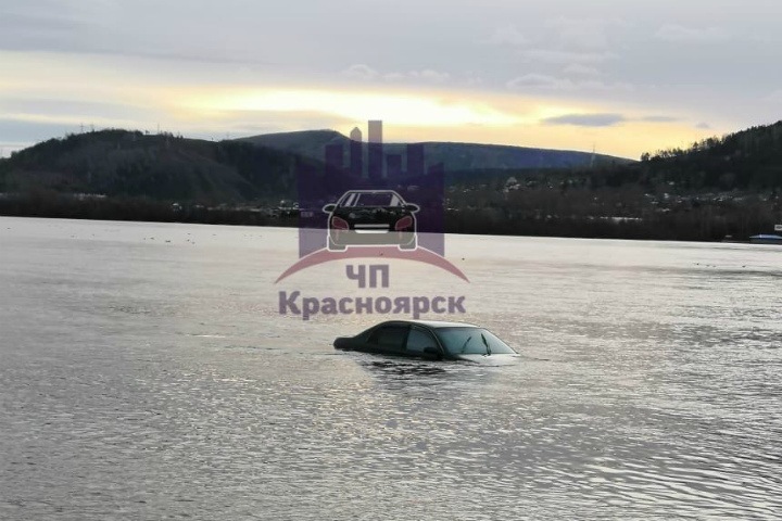 Красноярец утопил машину в Енисее из-за «шлейфа несправедливости» за ней