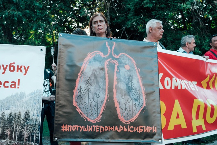 Площадь лесных пожаров в Сибири не сокращается. Иркутские власти заявили, что МЧС отказалось дать самолеты