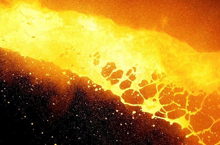 Расплавленный чугун вылился на людей на комбинате «Евраза» в Новокузнецке Расплавленный чугун вылился на людей на комбинате «Евраза» в Новокузнецке