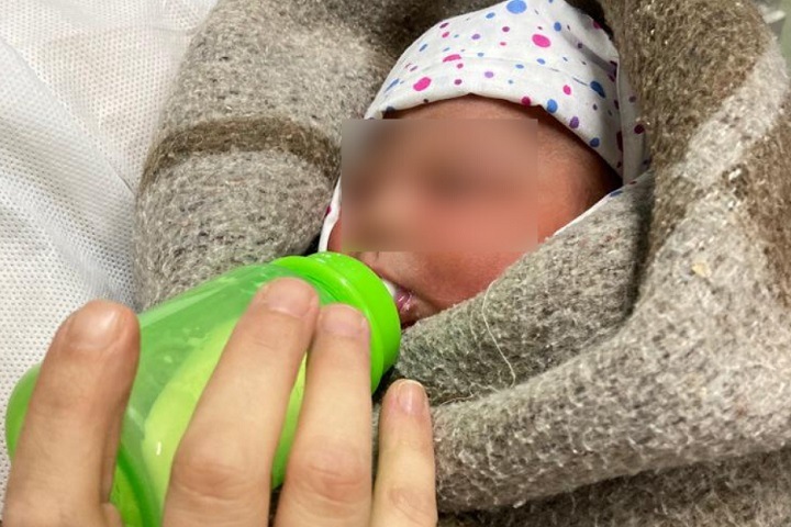 Выброшенную на обочине под Новосибирском девочку передают не в семью спасителей