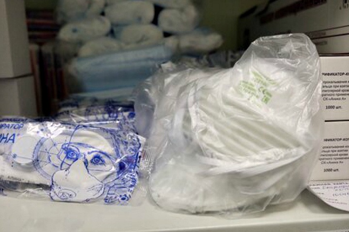 Новосибирские власти признали отсутствие костюма инфекциониста и респиратора у фельдшера скорой, подхватившего коронавирус