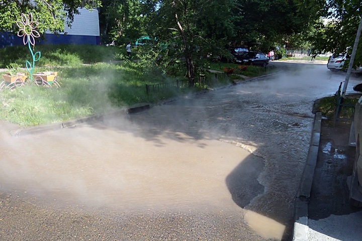 Кипяток затопил улицы Барнаула Кипяток затопил улицы Барнаула