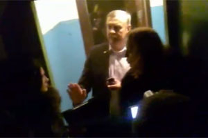 Дверь в квартиру мэра Братска вскрывали болгаркой (видео очевидцев) Дверь в квартиру мэра Братска вскрывали болгаркой (видео очевидцев)