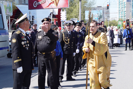 Губернатор и мэр присоединились к крестному ходу по центру Новосибирска