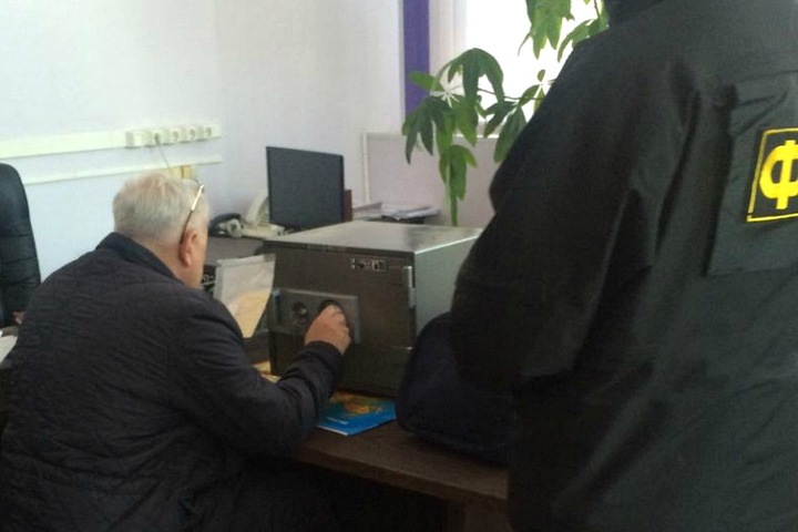 Замминистра на Алтае подозревается в получении отката в 2 млн от строителей за подряд