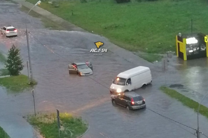 Более 2 тыс. зданий было обесточено из-за ливня в Новосибирске