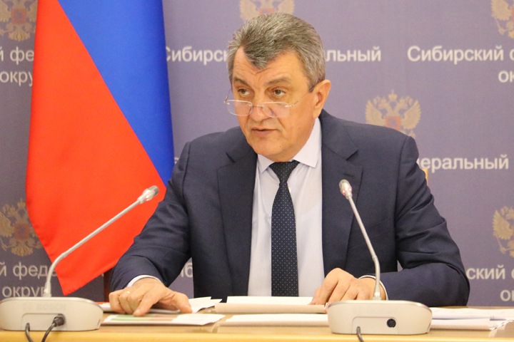 Полпред призвал проследить за масочным режимом новосибирцев на совещании без масок