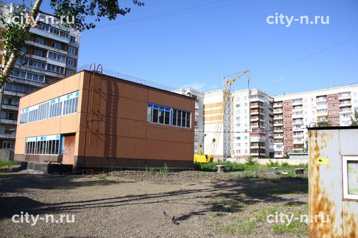 Вместо обещанного детского сада в новокузнецком дворе строят многоэтажку