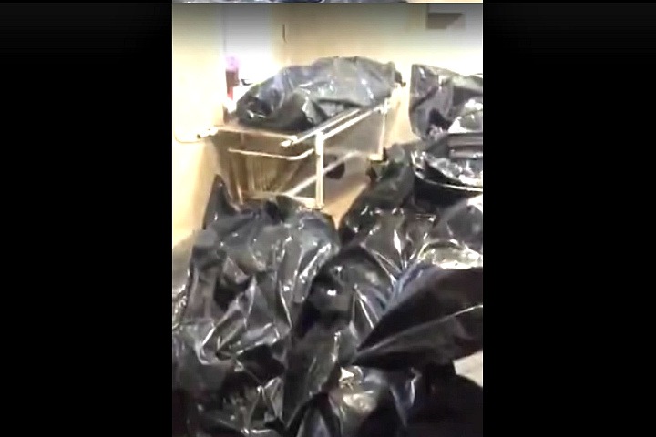 «Приходится ходить по головам»: морг Новокузнецка завален телами погибших от коронавируса