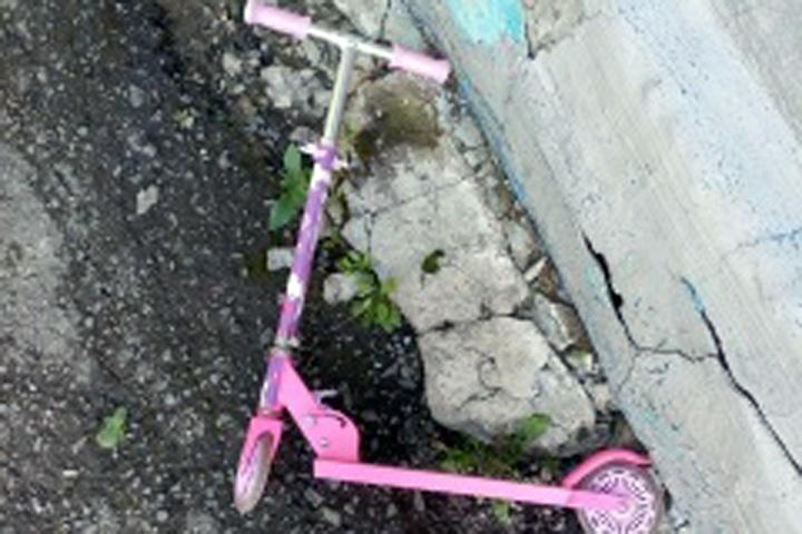 Родителям запрещают привозить детей на самокатах в детсады Новосибирска после гибели девочки