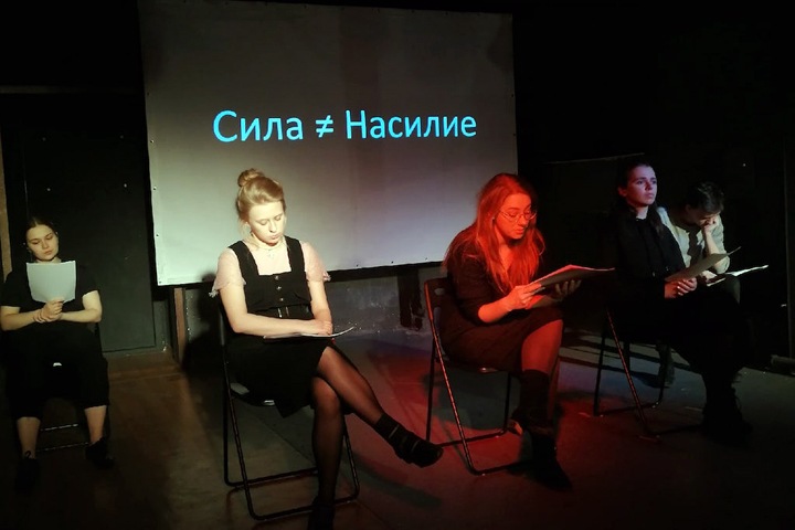 «Меня заберут из семьи? Детдома еще хуже»: рассказ избитой отцом девочки в Новосибирске прозвучал со сцены