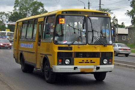 Четыре человека пострадали при столкновении школьного автобуса с автомобилем в Красноярском крае