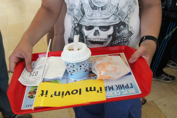 Роспотребнадзор нашел в новосибирском «Макдоналдсе» нарушения, угрожающие здоровью Роспотребнадзор нашел в новосибирском «Макдоналдсе» нарушения, угрожающие здоровью